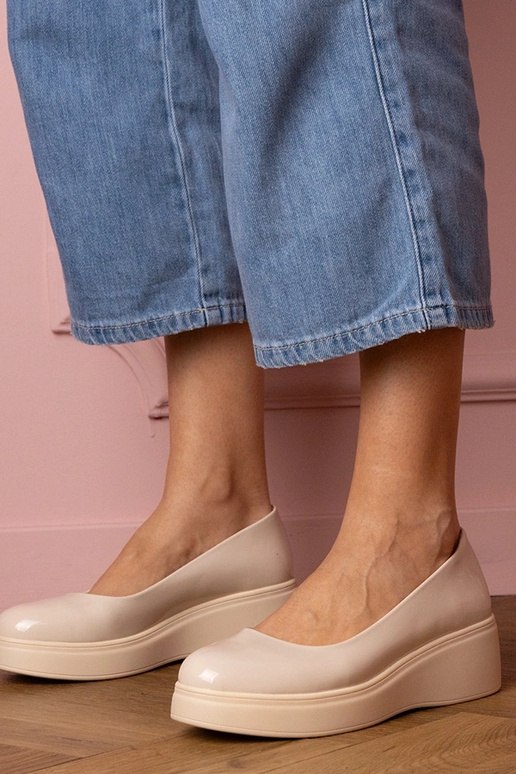 Pieskové lakované dámske poltopánky... Pieskové lakované dámske poltopánky...