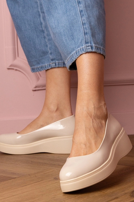 Pieskové lakované dámske poltopánky... Pieskové lakované dámske poltopánky...