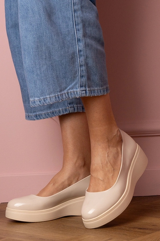 Pieskové lakované dámske poltopánky... Pieskové lakované dámske poltopánky...