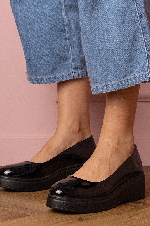 Čierne lakované dámske poltopánky na...