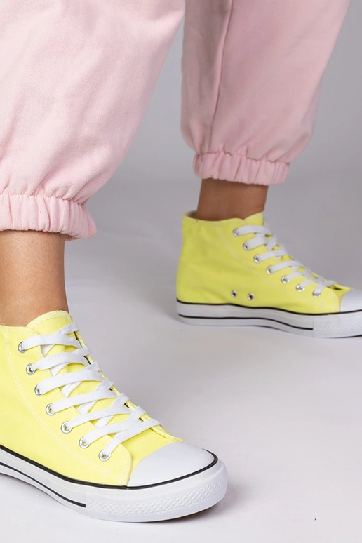 Žlté klasické topánky nad členkom,...