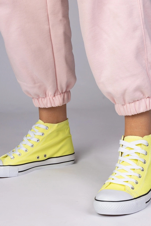 Žlté klasické topánky nad členkom,...