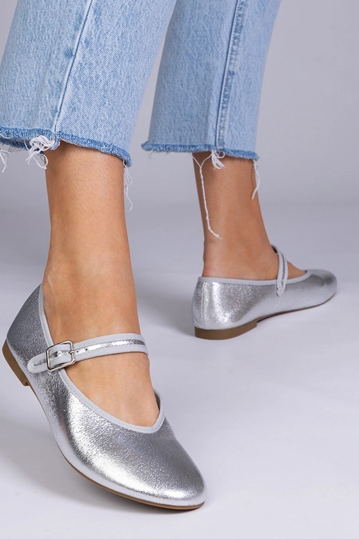 Strieborné dámske baleríny so sponou,...