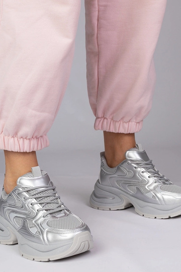 Strieborné športové topánky...