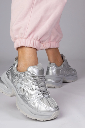 Strieborné športové topánky... 2