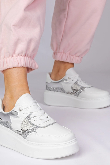 Biele športové topánky s...