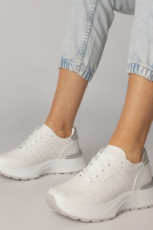 Biele športové topánky so strieborným...