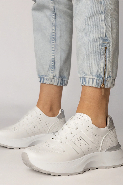 Biele športové topánky so strieborným...