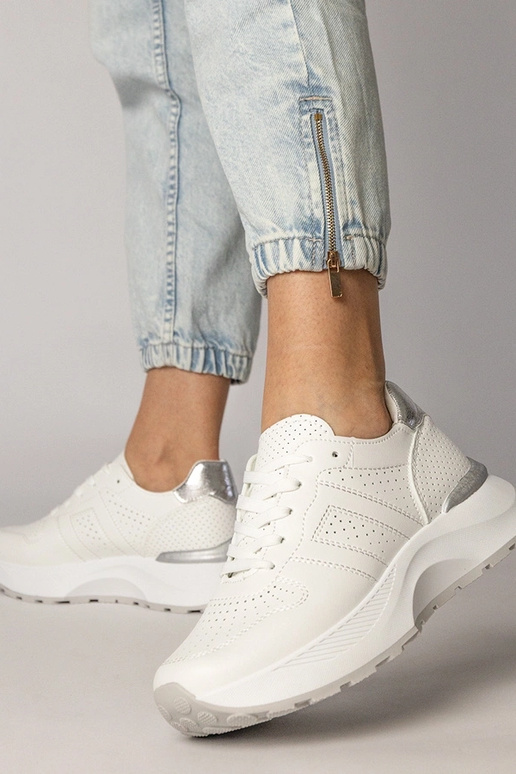 Biele športové topánky so strieborným...