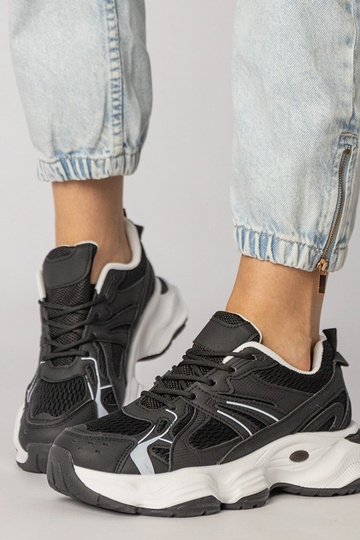 Čierne športové topánky na...