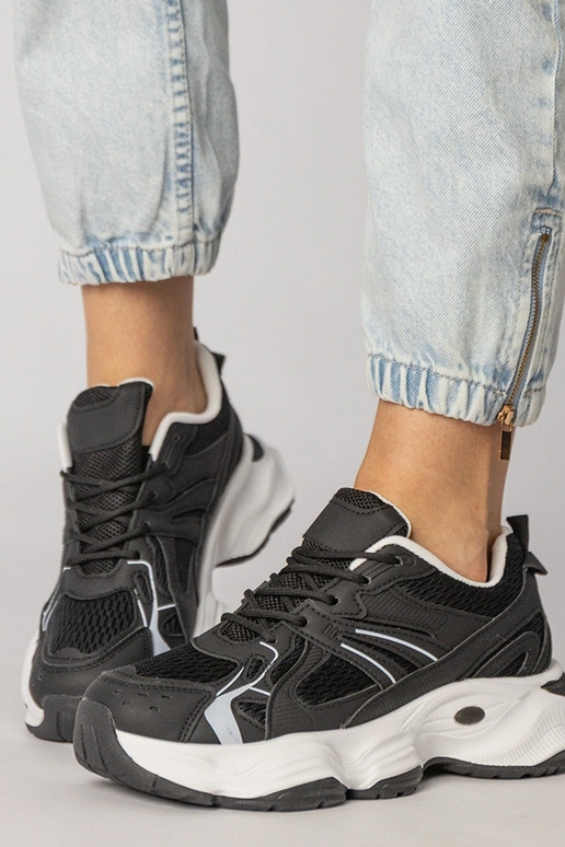 Čierne športové topánky na masívnej...