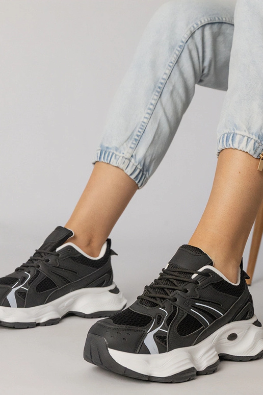 Čierne športové topánky na masívnej...