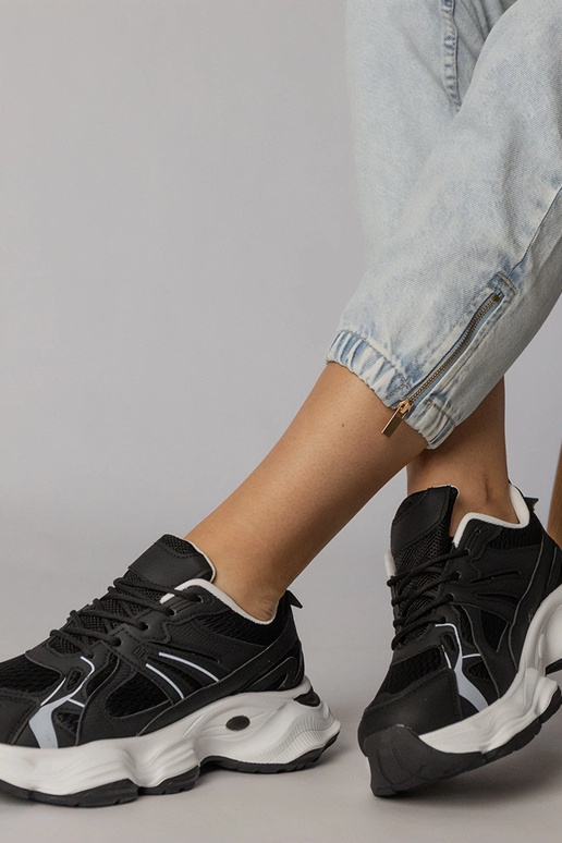 Čierne športové topánky na masívnej...