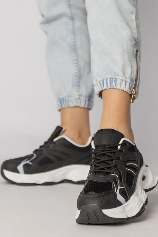 Čierne športové topánky na masívnej...