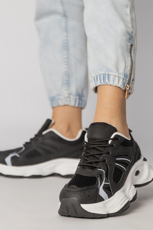 Čierne športové topánky na masívnej...