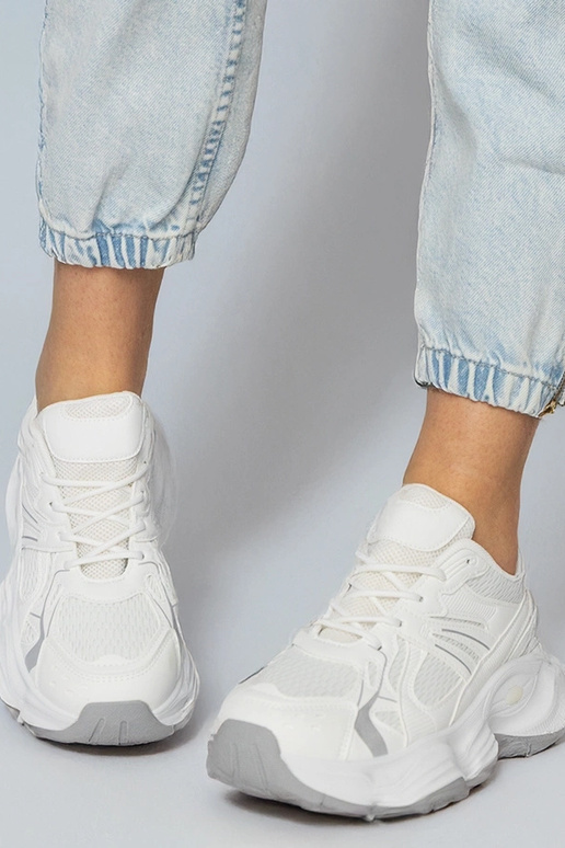 Biele športové topánky na masívnej...