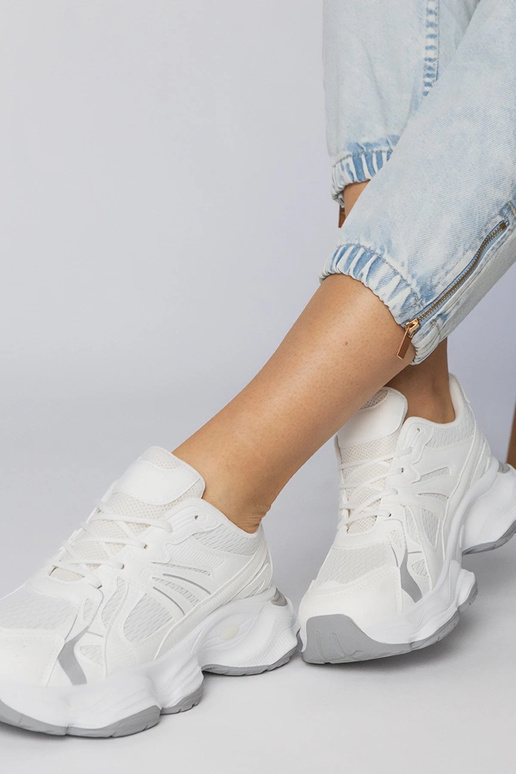 Biele športové topánky na masívnej...