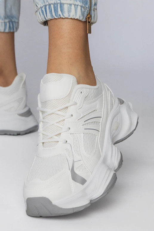 Biele športové topánky na masívnej...