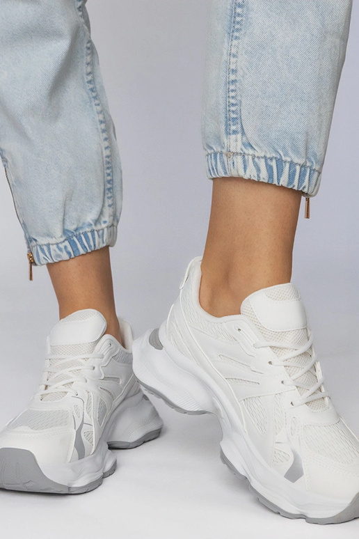 Biele športové topánky na masívnej...