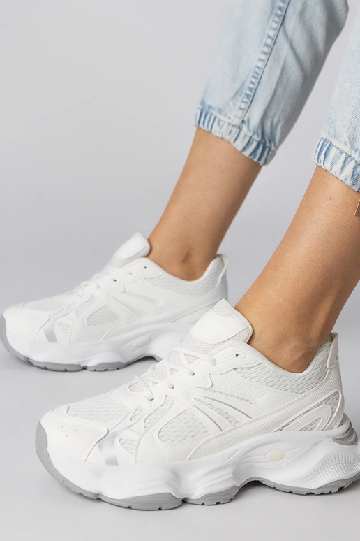 Biele športové topánky na masívnej...