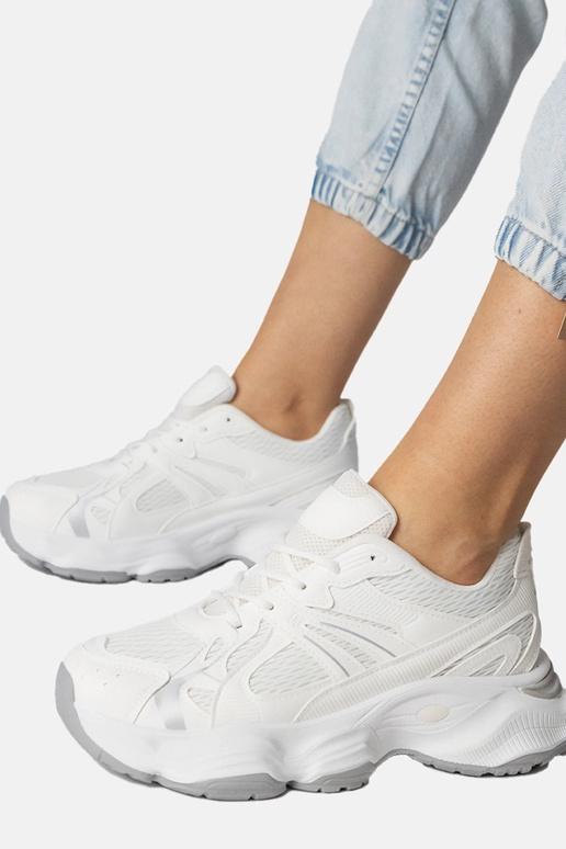 Biele športové topánky na masívnej...