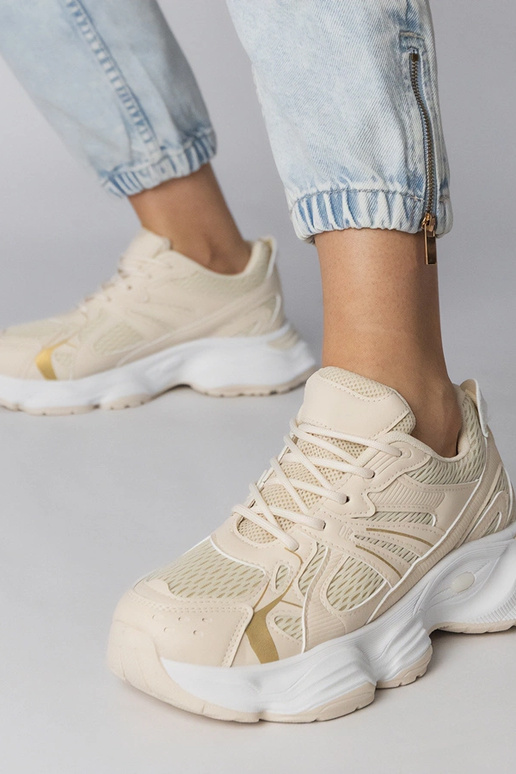 Pieskové športové topánky na masívnej...