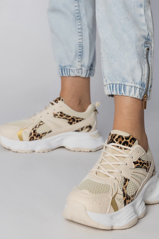 Panterový vzor športové topánky na...