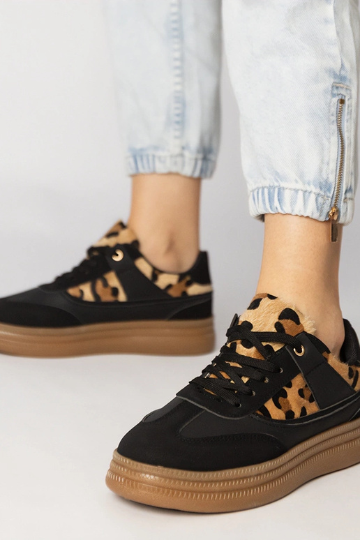 Módne športové topánky so vzorom...