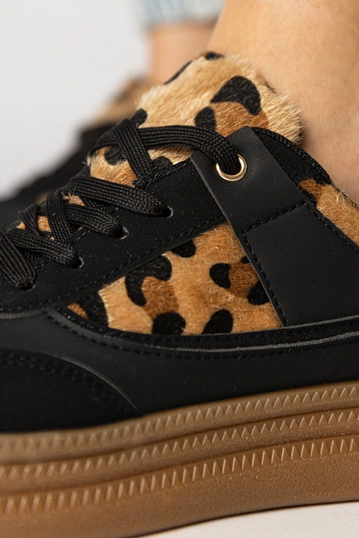 Módne športové topánky so vzorom...