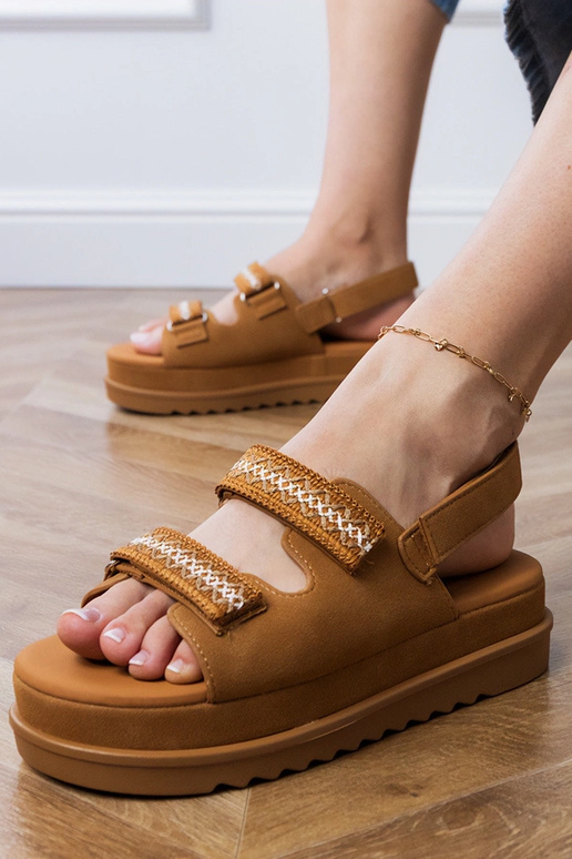 Karamelové sandále s vyšívanými...