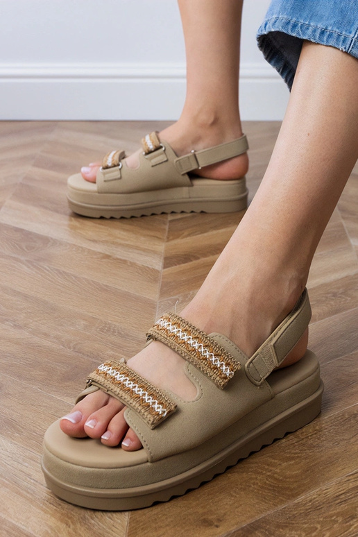 Hnedé sandále s vyšívanými remienkami...