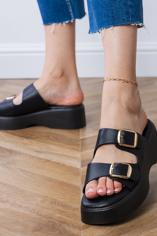 Čierne šľapky so sponami na...