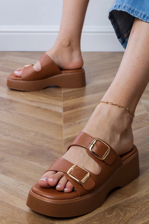 Hnedé šľapky s prackami na pásikoch,...