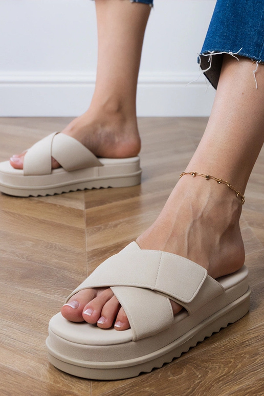 Pieskové šľapky s pásikmi na...