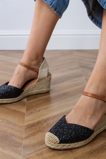 Čierne lesklé sandále na...