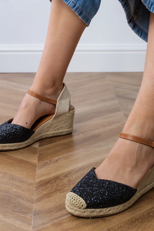 Čierne lesklé sandále na platforme,... Čierne lesklé sandále na platforme,...