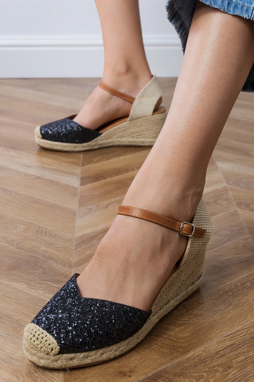 Čierne lesklé sandále na platforme,... Čierne lesklé sandále na platforme,...