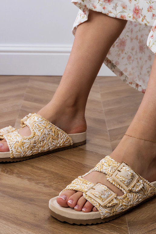 Pieskové háčkované šľapky so sponami...