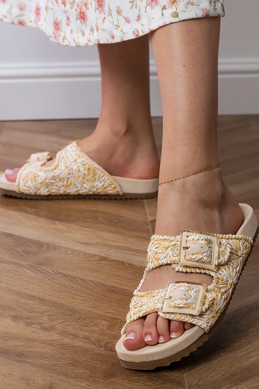 Pieskové háčkované šľapky so sponami...