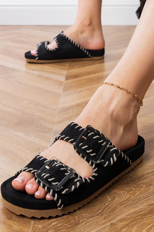 Čierne šľapky so sponami a vyšívaním...