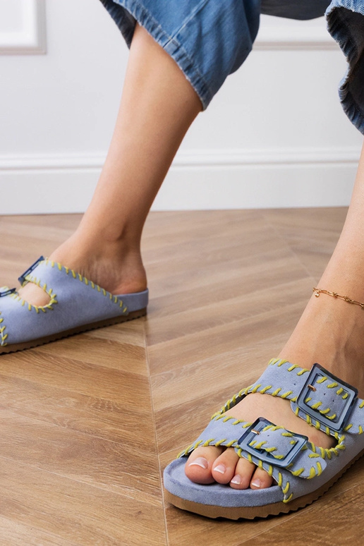 Modré šľapky so sponami a vyšívaním...