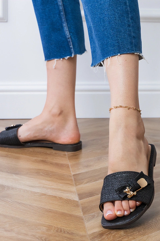 Čierne ploché šľapky so zlatou...