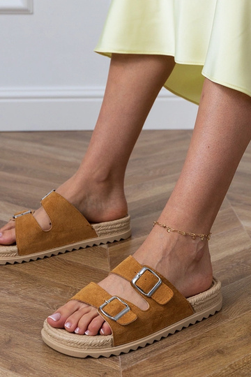 Hnedé šľapky s prackami na... 2