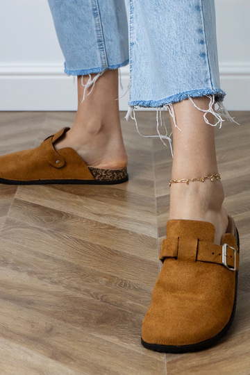 Hnedé uzavreté šľapky na...