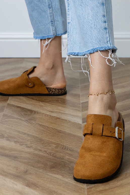 Hnedé uzavreté šľapky na korkovej...