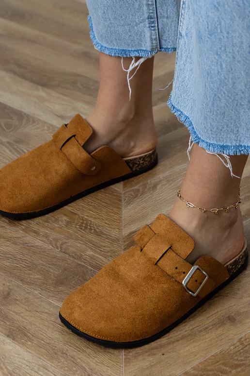 Hnedé uzavreté šľapky na korkovej...