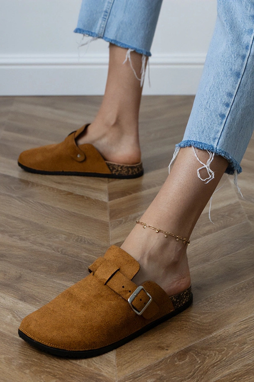 Hnedé uzavreté šľapky na korkovej...