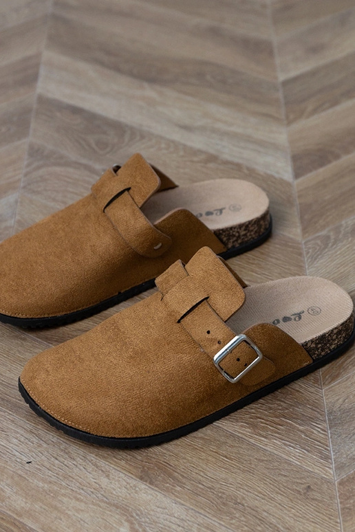 Hnedé uzavreté šľapky na korkovej...