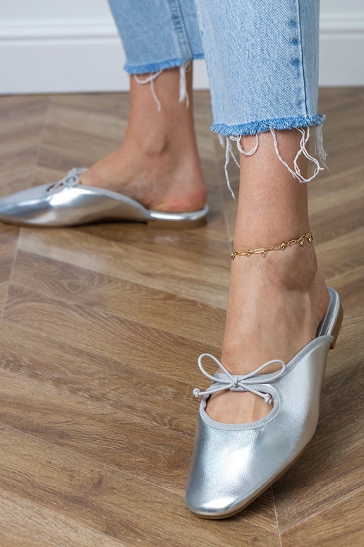 Strieborné uzavreté šľapky na rovnej...