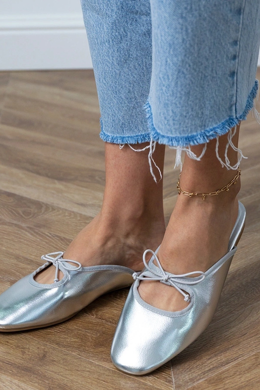 Strieborné uzavreté šľapky na rovnej...